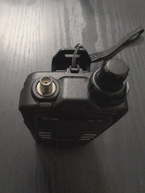 icom id 31 top view showing sma f connector without antenna black textured body single stacked control knob