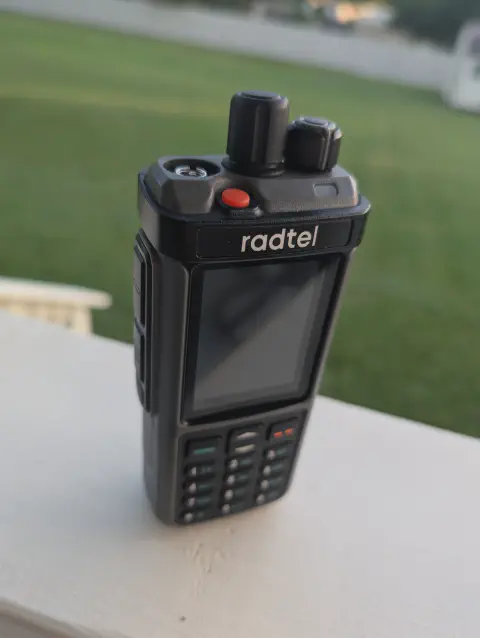 radtel rt 880 top view showing sma m connector without antenna black textured body two control knobs lcd display numeric keypad function keys