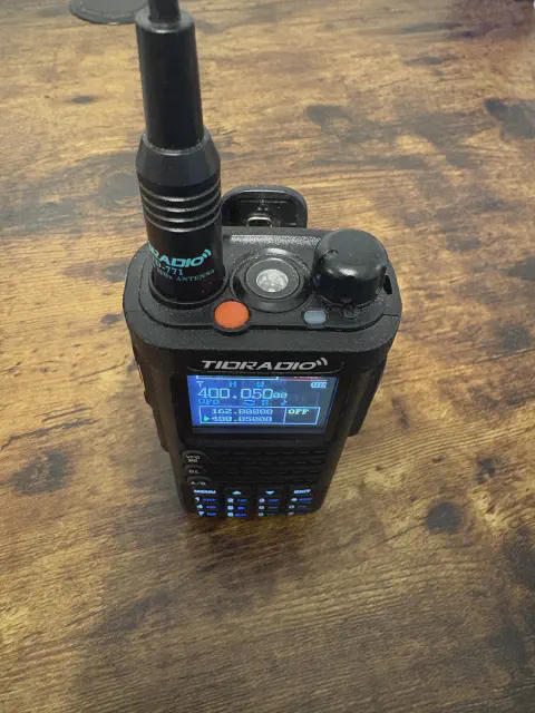 tidradio td h8 top view with black antenna attached black textured body single control knob led flashlight