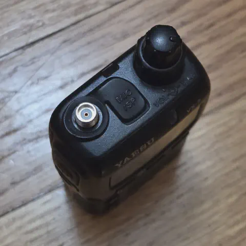 yaesu vertex vx 2r top view showing sma f connector without antenna black smooth body single stacked control knob microphone and speaker jack cover